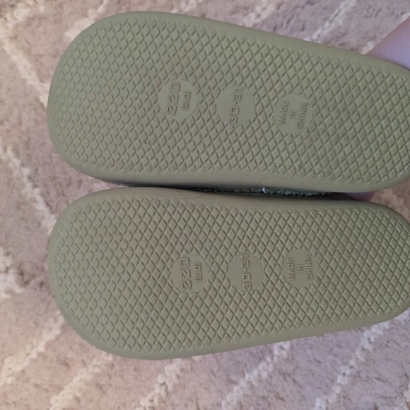 EUC Kids 12c 13c 30/31 Hard Sole Grinch Slippers Green Dr seuss Christmas 3d hat - Picture 2 of 6